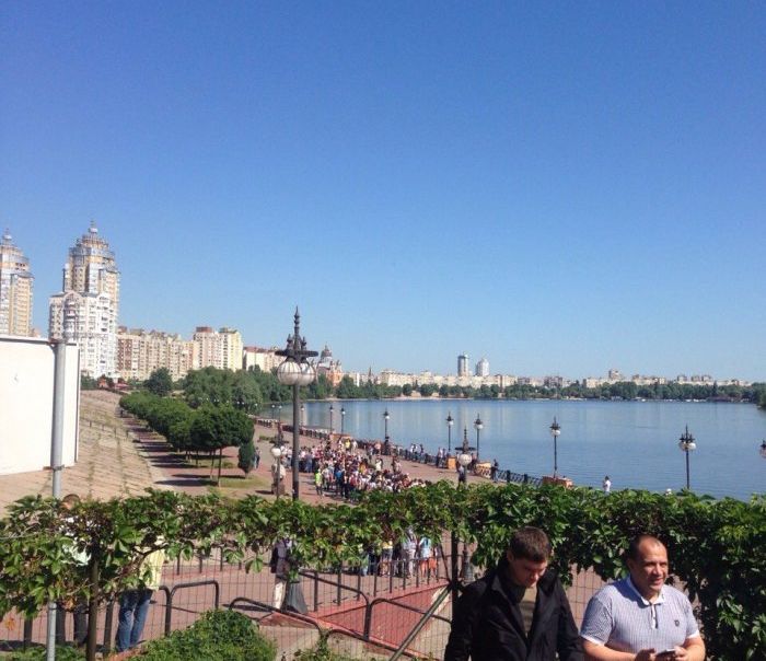 В Киеве нацисты напали на педерастов В Киеве нацисты напали на педерастов