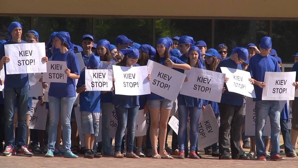 Донецкие дети сказали Киеву: «Стоп!» Донецкие дети сказали Киеву: «Стоп!»