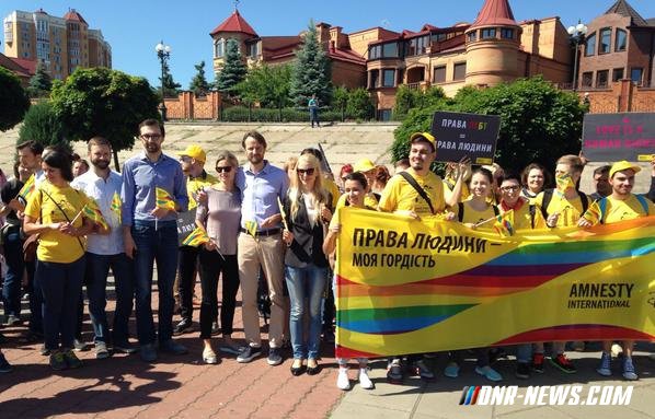 Радикалы считают, что гей-парад в Киеве прошел по заказу Кремля Радикалы считают, что гей-парад в Киеве прошел по заказу Кремля