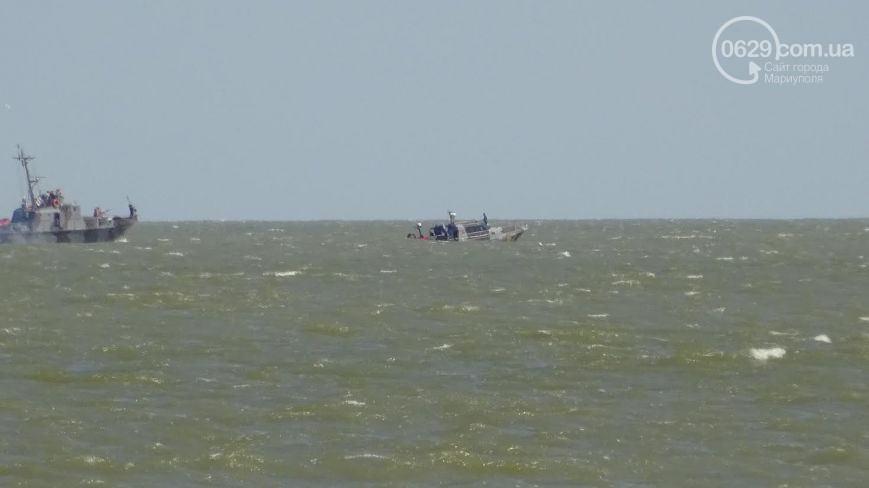 В Мариуполе на Песчаном пляже взорвался пограничный катер В Мариуполе на Песчаном пляже взорвался пограничный катер