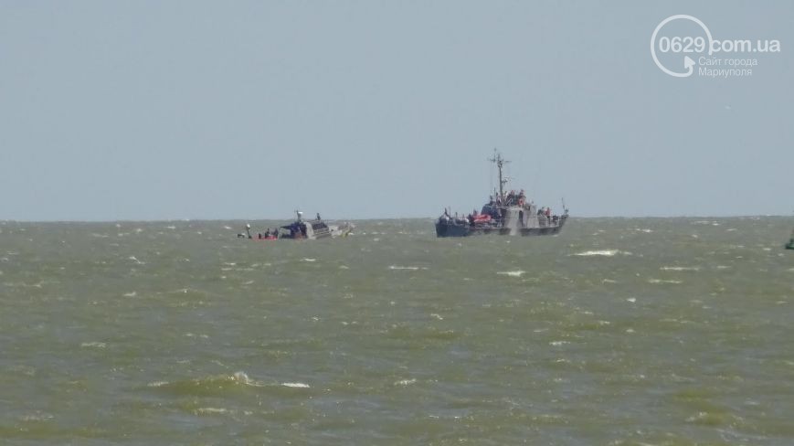 В Мариуполе на Песчаном пляже взорвался пограничный катер В Мариуполе на Песчаном пляже взорвался пограничный катер