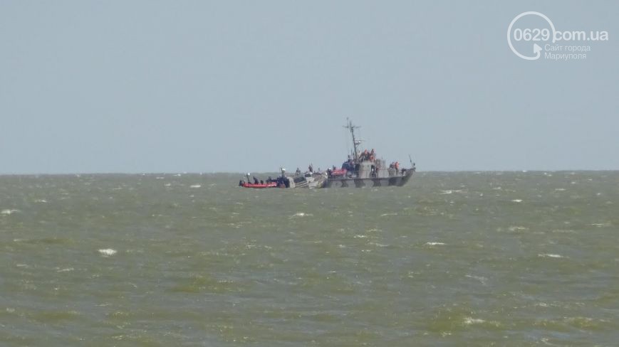 В Мариуполе на Песчаном пляже взорвался пограничный катер В Мариуполе на Песчаном пляже взорвался пограничный катер