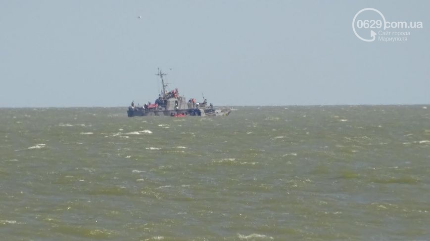 В Мариуполе на Песчаном пляже взорвался пограничный катер В Мариуполе на Песчаном пляже взорвался пограничный катер