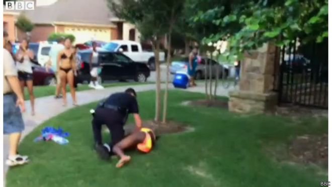 Действия полицейских в США вновь всколыхнули соцсети Действия полицейских в США вновь всколыхнули соцсети