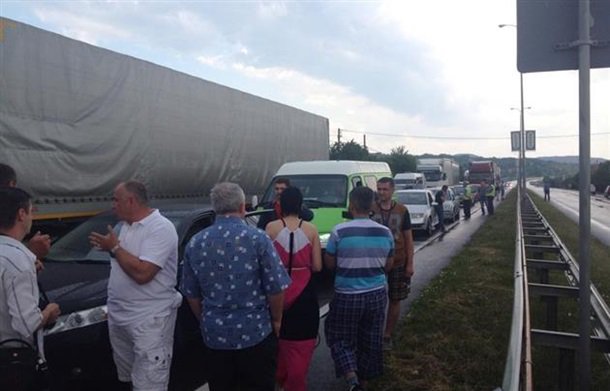 Закарпатье протестует: люди перекрыли трассу Киев-Чоп Закарпатье протестует: люди перекрыли трассу Киев-Чоп