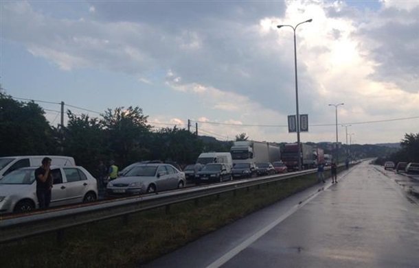 Закарпатье протестует: люди перекрыли трассу Киев-Чоп Закарпатье протестует: люди перекрыли трассу Киев-Чоп