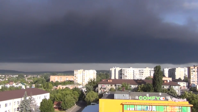 Под Киевом в районе горящей нефтебазы прошел «черный дождь» Под Киевом в районе горящей нефтебазы прошел «черный дождь»