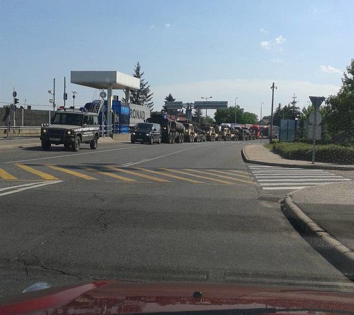 Колонна бронетехники НАТО пересекла границу Украины Колонна бронетехники НАТО пересекла границу Украины