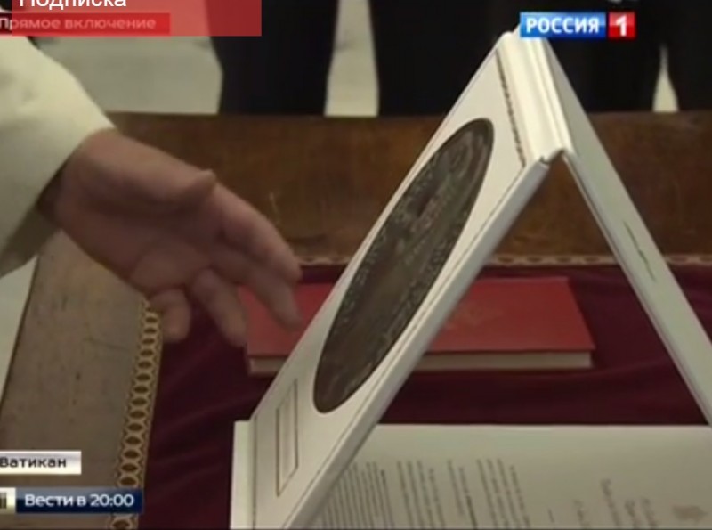 Папа Римский подарил Путину медаль с изображением ангела-миротворца Папа Римский подарил Путину медаль с изображением ангела-миротворца