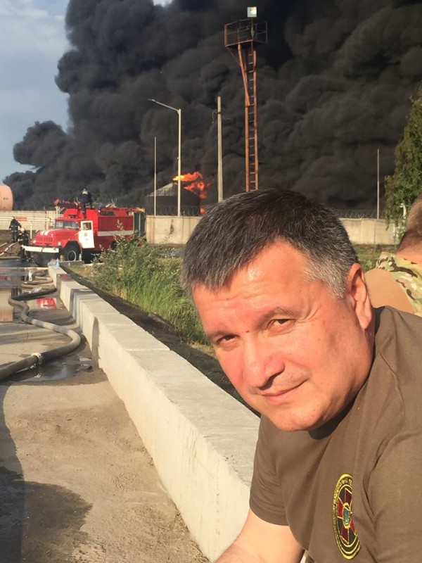 Как святой и непорочный Аваков за 8 копеек нефтебазы поджигал. Александр Роджерс Как святой и непорочный Аваков за 8 копеек нефтебазы поджигал. Александр Роджерс