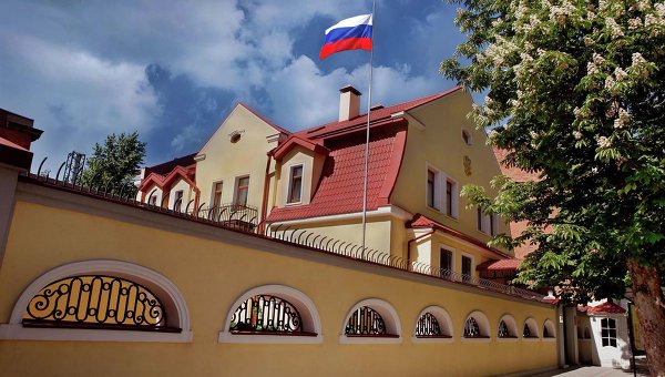 Участники пикета в Харькове заблокировали здание генконсульства России Участники пикета в Харькове заблокировали здание генконсульства России