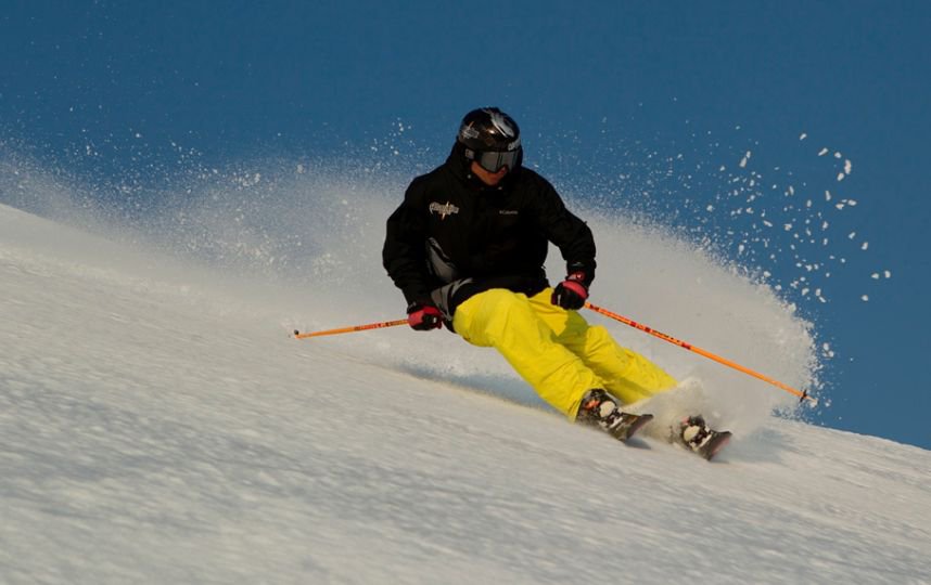 Российский горнолыжник совершил первый в истории прыжок в кратер действующего вулкана