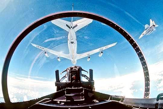 Истребитель РФ пролетел в 3 метрах от самолета США над Черным морем, утверждает CNN Истребитель РФ пролетел в 3 метрах от самолета США над Черным морем, утверждает CNN