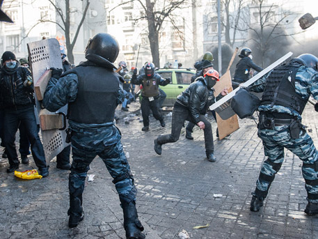 Активисты Майдана громят киевскую милицию Активисты Майдана громят киевскую милицию
