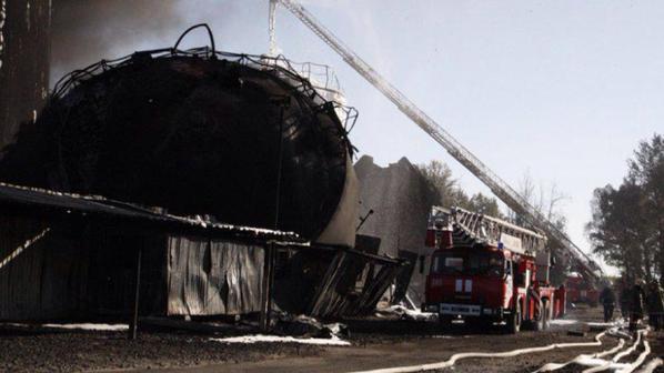 На пятый день "тушения" пожара нефтебаза наконец потухла. Сама На пятый день "тушения" пожара нефтебаза наконец потухла. Сама