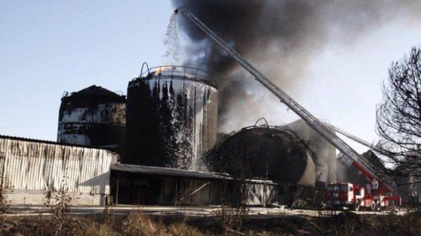 На пятый день "тушения" пожара нефтебаза наконец потухла. Сама На пятый день "тушения" пожара нефтебаза наконец потухла. Сама