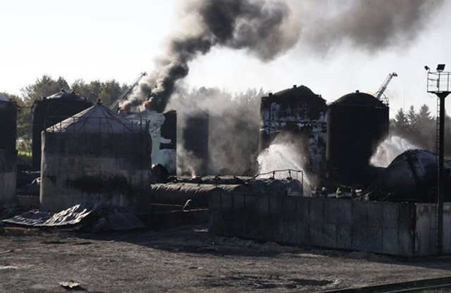 В Сети появились фото нефтебазы под Киевом после пожара В Сети появились фото нефтебазы под Киевом после пожара