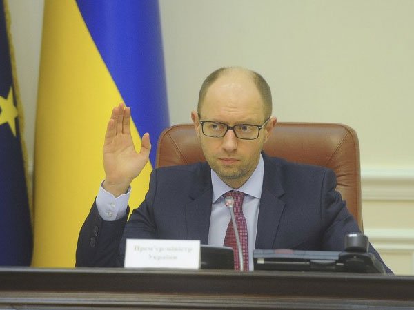 Яценюк обвинил ЕС в том, что из-за него США не поставляют оружие на Украину