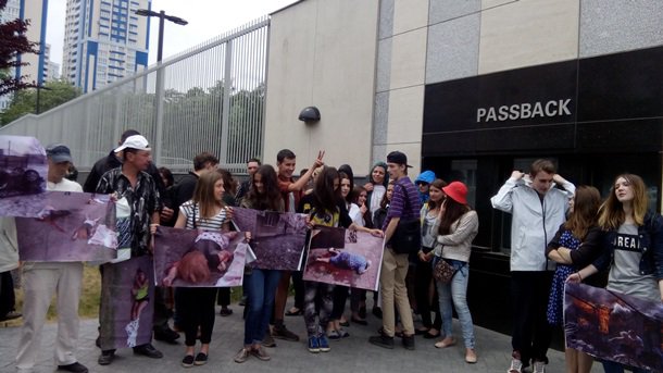 Украинские СМИ замолчали акцию протеста киевлян под стенами посольства США Украинские СМИ замолчали акцию протеста киевлян под стенами посольства США