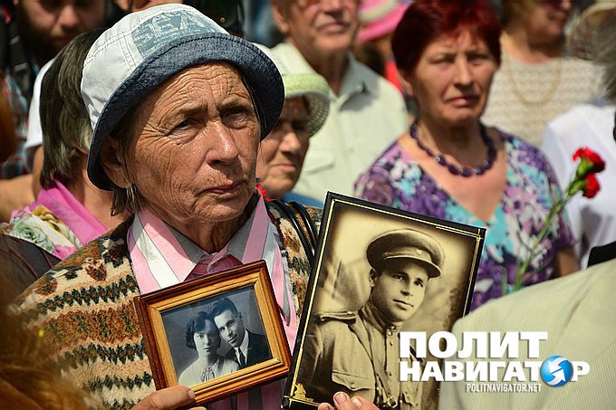 В центре Киева славили СССР, несмотря на запрет В центре Киева славили СССР, несмотря на запрет