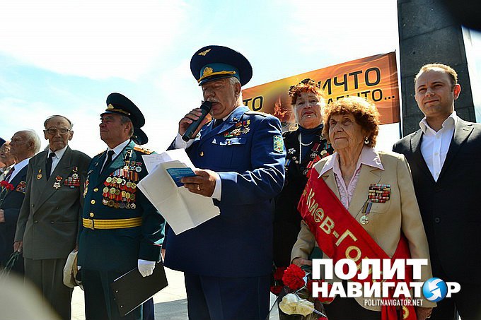 В центре Киева славили СССР, несмотря на запрет В центре Киева славили СССР, несмотря на запрет