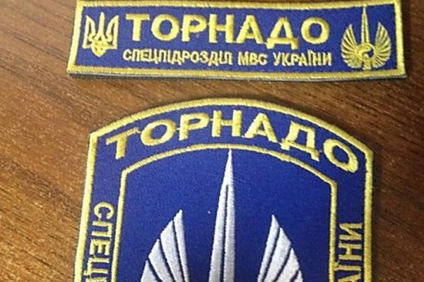 Спецназ штурмует базу расформированной спецроты "Торнадо" под Киевом Спецназ штурмует базу расформированной спецроты "Торнадо" под Киевом