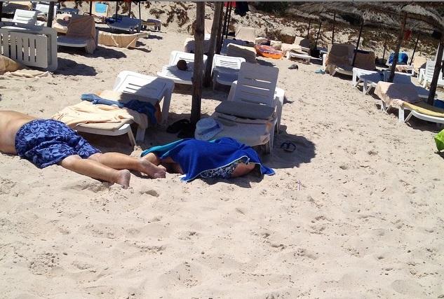 В результате теракта на пляже в Тунисе погибли по меньшей мере 27 туристов В результате теракта на пляже в Тунисе погибли по меньшей мере 27 туристов