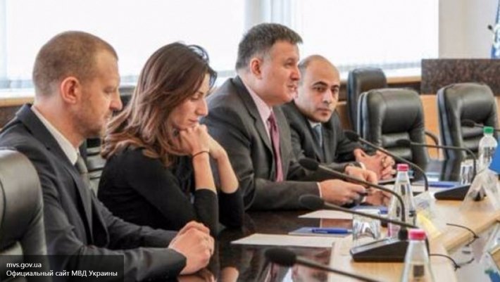 Аваков: Экс-глава администрации Януковича не приходит на допросы в МВД Аваков: Экс-глава администрации Януковича не приходит на допросы в МВД