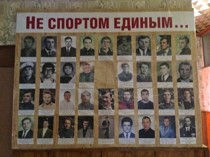 Учителя сняли портрет Порошенко с доски почета школы, где он учился Учителя сняли портрет Порошенко с доски почета школы, где он учился