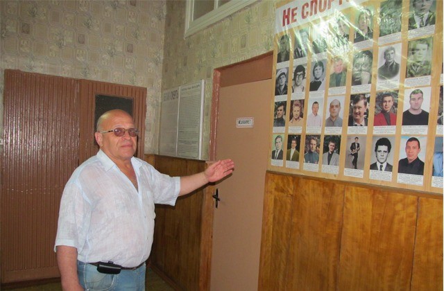 Учителя сняли портрет Порошенко с доски почета школы, где он учился Учителя сняли портрет Порошенко с доски почета школы, где он учился