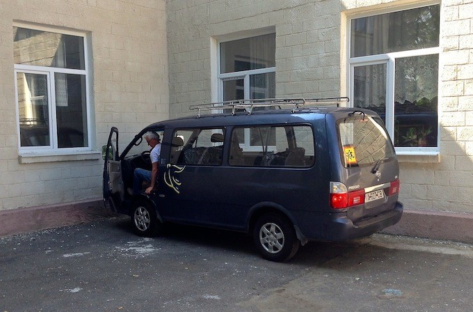 Учителя сняли портрет Порошенко с доски почета школы, где он учился Учителя сняли портрет Порошенко с доски почета школы, где он учился