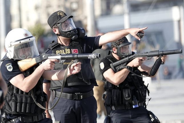 Полиция Стамбула применила газ и водометы против участников гей-марша Полиция Стамбула применила газ и водометы против участников гей-марша