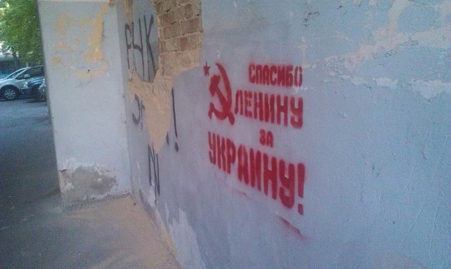 Где то сносят памятники Ленину , а где то.... 