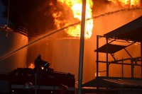 Коллапс продолжается: на горящей нефтебазе гремят новые взрывы, официально заявляется о погибших