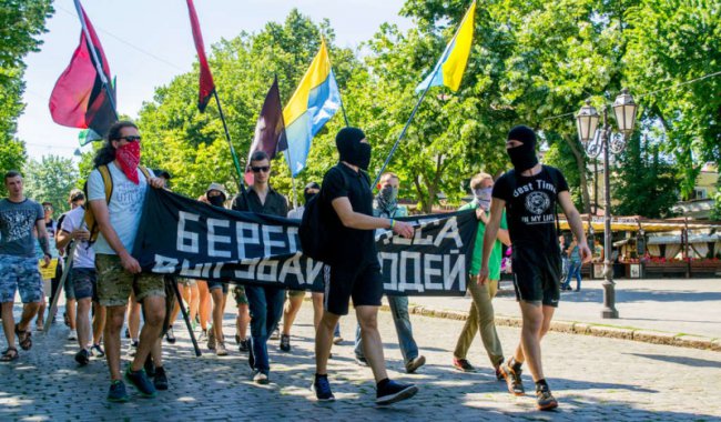 Береги леса, вырубай людей – правосеки провели в Одессе «экологический марш»