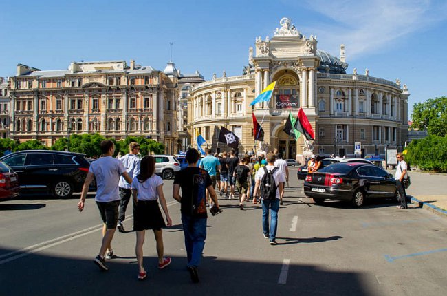 Береги леса, вырубай людей – правосеки провели в Одессе «экологический марш»