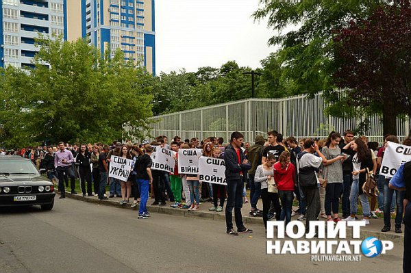 Милиция применила силу против митингующих у посольства США в Киеве