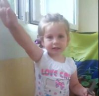 Свидомый отец дал в руки своей дочери нож и учит убивать "русню"