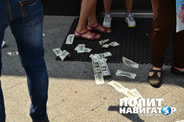 Посольство США в Киеве забросали окровавленным мясом