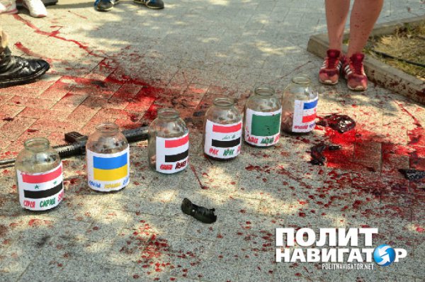 Посольство США в Киеве забросали окровавленным мясом