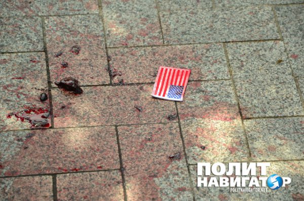 Посольство США в Киеве забросали окровавленным мясом