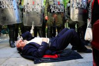 Греция избежала банкротства, но счет пошел на часы