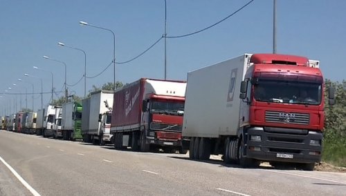 Украина открыла границу с Крымом для продуктов и товаров