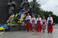 День конституции в Харькове украинские патриоты отметили в одежде расцветки Флага России (фотофакт)