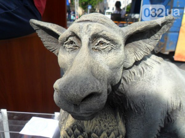 Львовские художники-наркоманы сделали скульптуру Путина в виде Чупакабры