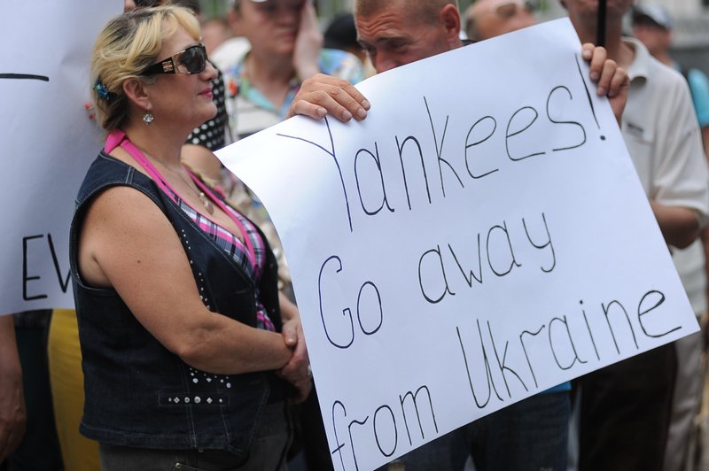 В Киеве во время акции под посольством США милиционеры напали на активистку ОД "Прав?Да!" с угрозами В Киеве во время акции под посольством США милиционеры напали на активистку ОД "Прав?Да!" с угрозами