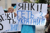 В Киеве во время акции под посольством США милиционеры напали на активистку ОД "Прав?Да!" с угрозами В Киеве во время акции под посольством США милиционеры напали на активистку ОД "Прав?Да!" с угрозами