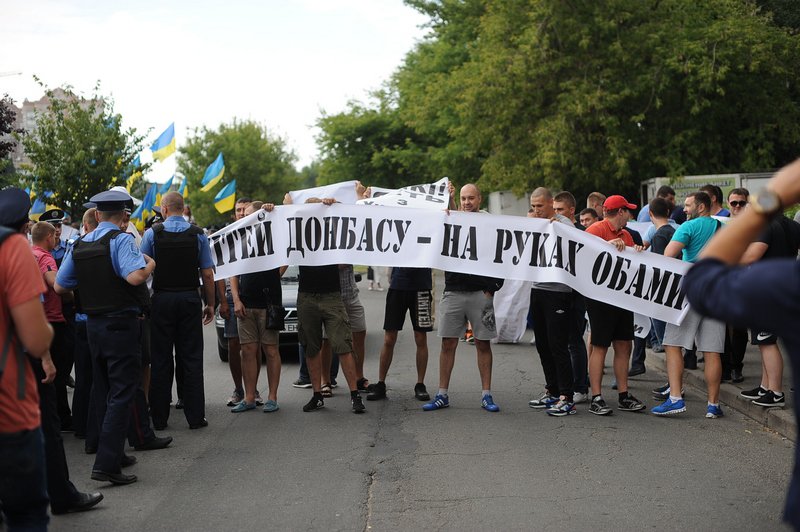 В Киеве во время акции под посольством США милиционеры напали на активистку ОД "Прав?Да!" с угрозами В Киеве во время акции под посольством США милиционеры напали на активистку ОД "Прав?Да!" с угрозами