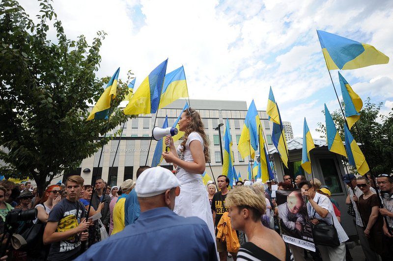 В Киеве во время акции под посольством США милиционеры напали на активистку ОД "Прав?Да!" с угрозами В Киеве во время акции под посольством США милиционеры напали на активистку ОД "Прав?Да!" с угрозами