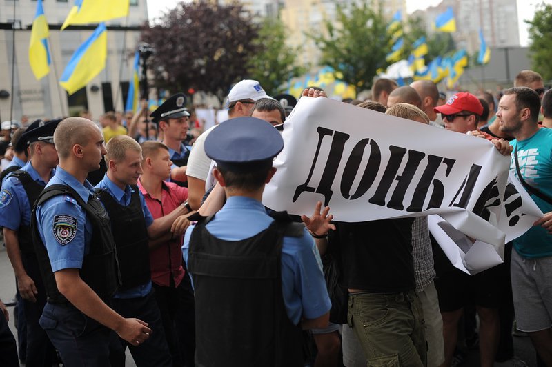 В Киеве во время акции под посольством США милиционеры напали на активистку ОД "Прав?Да!" с угрозами В Киеве во время акции под посольством США милиционеры напали на активистку ОД "Прав?Да!" с угрозами